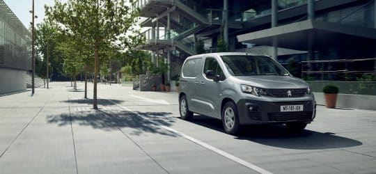 Peugeot e-Partner vs Citroën ë-Berlingo vs Opel Combo Electric: tres pequeñas eléctricas para reparto urbano diario