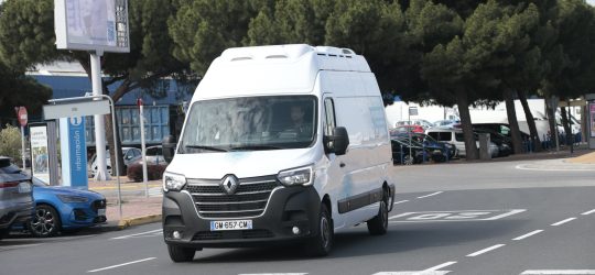 Al volante de la Renault Master Van H2-TECH: la furgoneta de hidrógeno con más de 400 km de autonomía