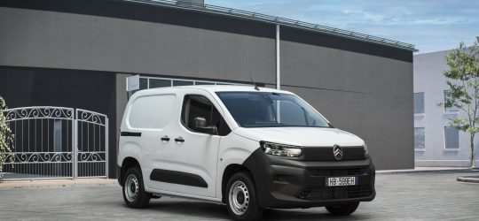 Peugeot Partner vs Citroën Berlingo vs Opel Combo: ¿qué furgoneta pequeña conviene más en renting?