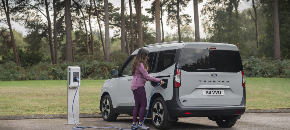 El Ford Tourneo E-Courier se suma a la gama de este comercial ligero de la marca del óvalo con hasta 288 km de autonomía y mucha versatilidad