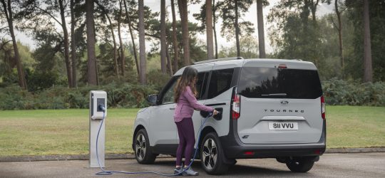 El Ford Tourneo E-Courier se suma a la gama de este comercial ligero de la marca del óvalo con hasta 288 km de autonomía y mucha versatilidad