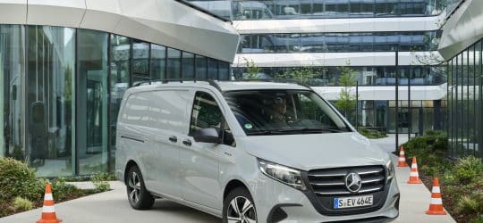 Cómo elegir furgoneta eléctrica para una empresa pequeña: puntos de recarga, ruta diaria y coste total