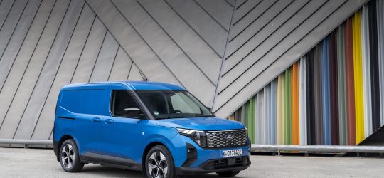 Ford E-Transit Courier vs Renault Kangoo E-Tech vs Peugeot e-Partner: tres pequeñas eléctricas para autónomos