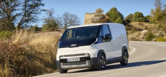 Al volante de la KIA PV5 Cargo, la nueva furgoneta eléctrica que se conduce como un turismo y se adapta a cualquier negocio