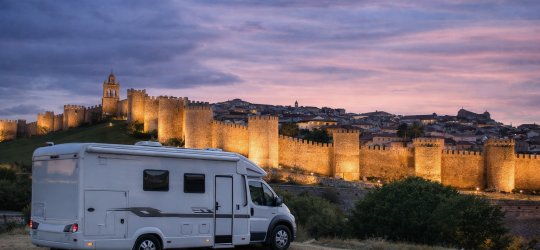 La DGT aclara por fin qué pasa con tu camper: dormir dentro, aparcar, ITV y lo que cambia de verdad en 2026