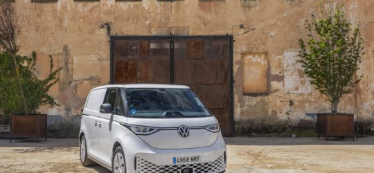 Volkswagen ID. Buzz Cargo: la furgoneta eléctrica con más estilo, ¿también es la más práctica para trabajar?