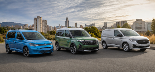 Volkswagen Caddy eHybrid contra Ford Tourneo y Transit Connect PHEV: las furgonetas híbridas enchufables que cambian la compra familiar y profesional