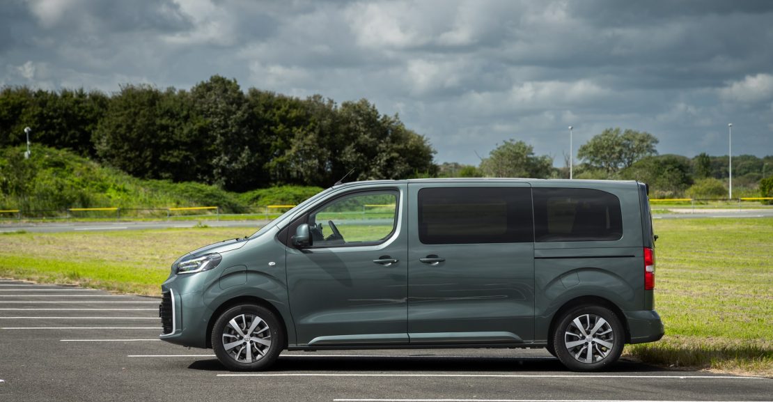 Peugeot Expert vs Citroën Jumpy vs Toyota Proace: tres furgones medianos clónicos a examen para profesionales