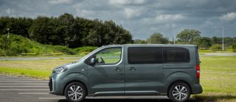 Peugeot Expert vs Citroën Jumpy vs Toyota Proace: tri klonované dodávky strednej triedy podrobené testu profesionálov