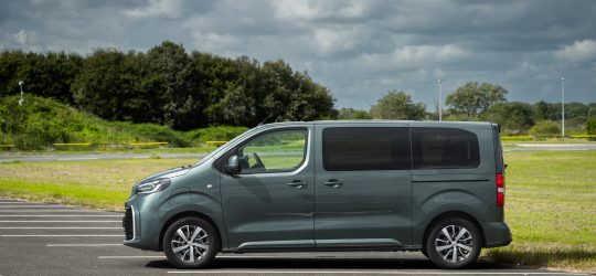 Peugeot Expert vs Citroën Jumpy vs Toyota Proace: tres furgones medianos clónicos a examen para profesionales