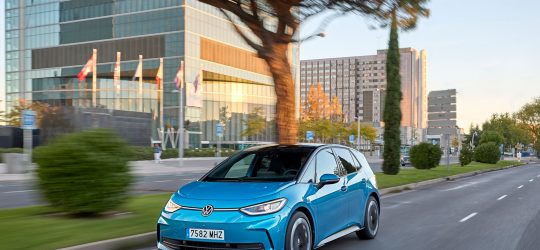 Las mejores furgonetas eléctricas para camperizar en 2026: bases ideales para una camper enchufable