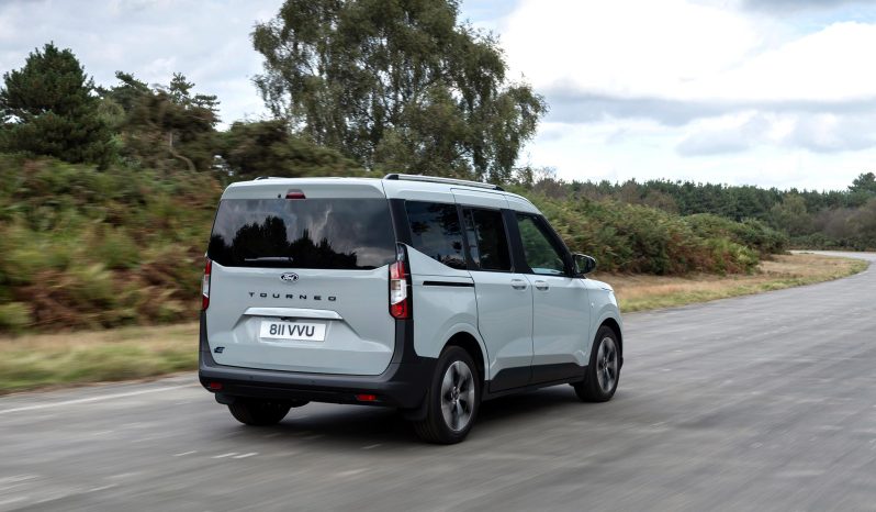 Ford E-Tourneo Courier full