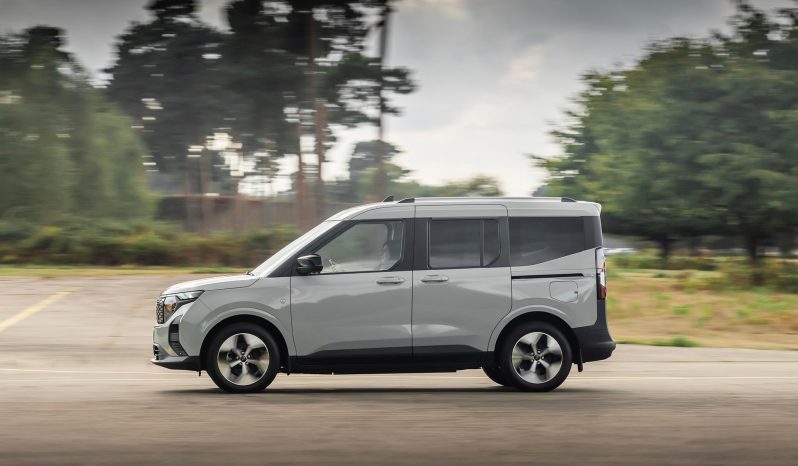 Ford E-Tourneo Courier full