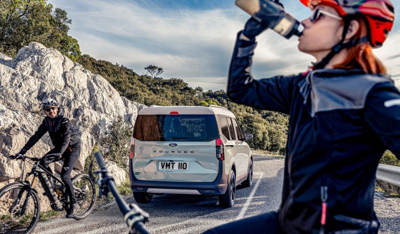 Ford E-Tourneo Courier full