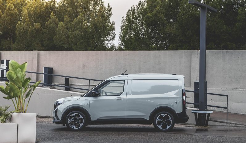 Ford Transit Courier full