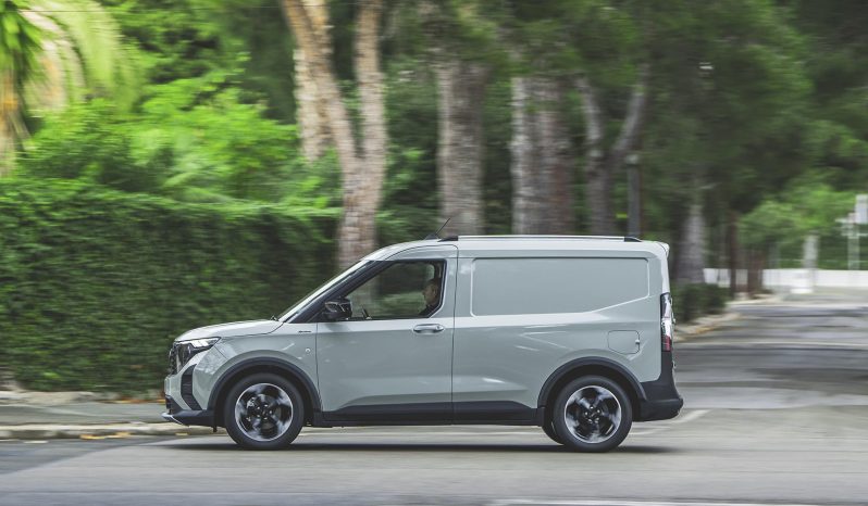 Ford Transit Courier full