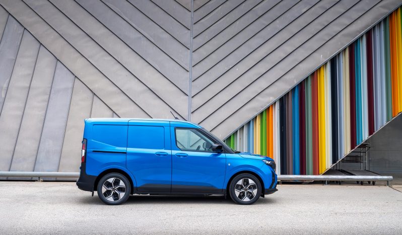 Ford Transit Courier full