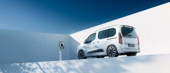 Cómo elegir furgoneta eléctrica para reparto urbano: autonomía real, carga útil y coste por entrega