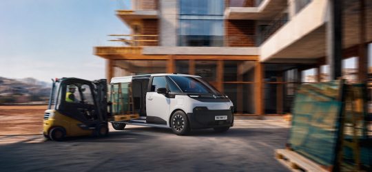 Renault lleva a Hannover su nueva ofensiva de comerciales eléctricos con el Trafic Furgón E-Tech como protagonista
