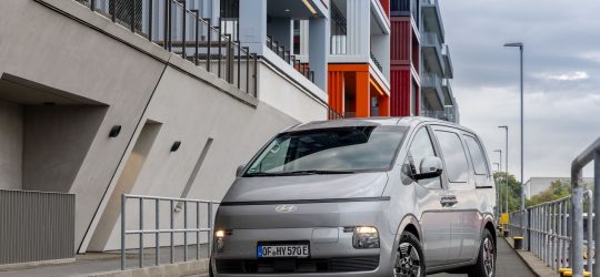 Tres europalés y hasta 2.000 kg de remolque: la cara más práctica de la Hyundai Staria Van