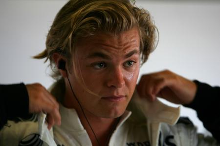 Nico Rosberg nos enseña a llevar un Ferrari en circuito