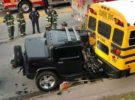 Brutal accidente entre Hummer y bus escolar