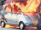 El Tata Nano se inflama en calle hindú