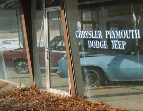 Concesionario Chrysler abandonado