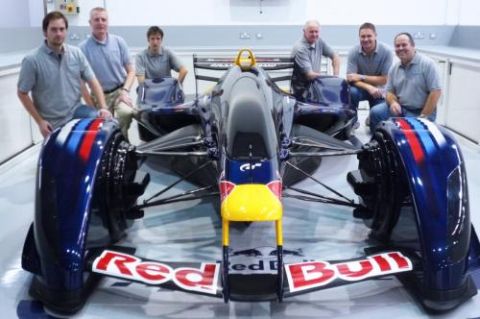 Video vom Bau des Red Bull X1-Modells