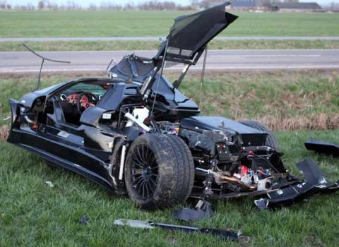 car_crash_20_year_old_driver_destroys_gumpert_apollo_01.jpg