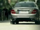 Mercedes nos presenta un Clase C Coupé rodeado de “tiros” en su última promo