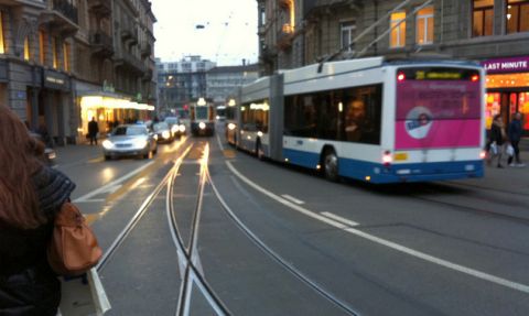 In Zürich maken ze het leven van chauffeurs onmogelijk, maar dan voor een goed doel