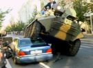 En Lituania un Mercedes es condenado a ser aplastado por un BTR