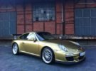 Un Porsche Carrera 4S pintado en color oro pero a GLP