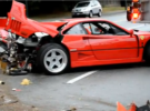 Un Ferrari F40 destrozado en Vancouver bajo la lluvia