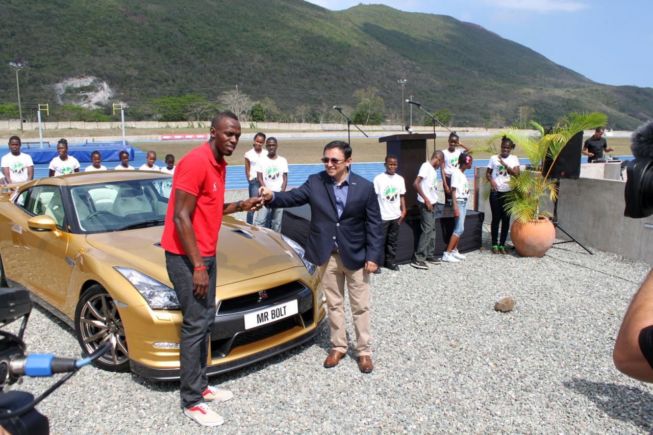 Usain Bolt recoge su nuevo Nissan GT-R Spec Bolt