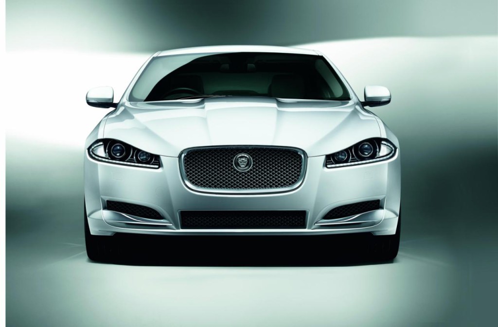ジャガー XF は新しいエンジンをラインナップに追加します