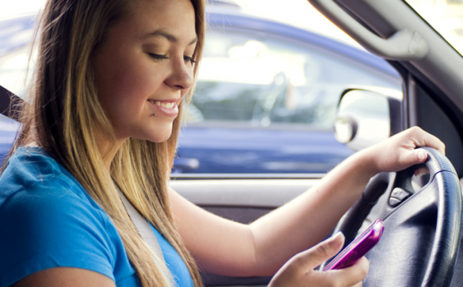 Tráfico inicia esta semana una campaña para controlar el uso del móvil al volante y de otros dispositivos