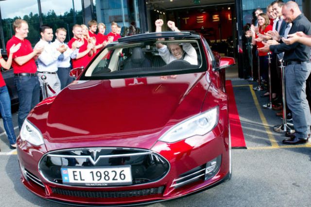 El primer Tesla S llega a Europa