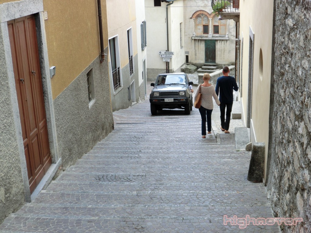 pueblo italiano - 4x4 subiendo escaleras