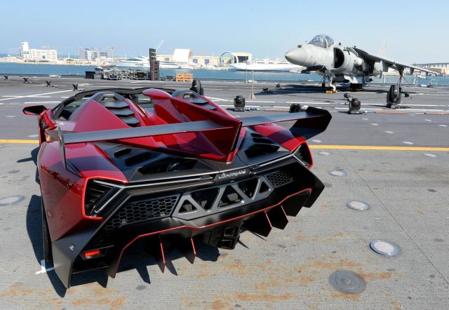El Lamborgini Veneno Roadster presentado en Abu Dhabi, a bordo de un portaaviones