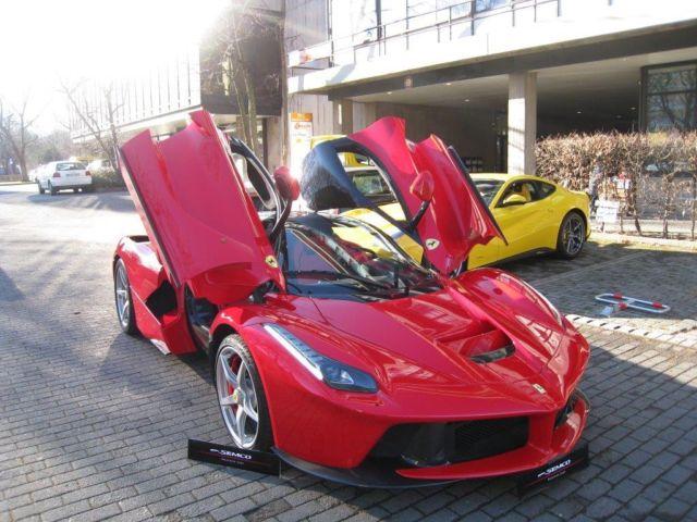 Casi 2.5 millones de euros por el primer Ferrari LaFerrari en venta