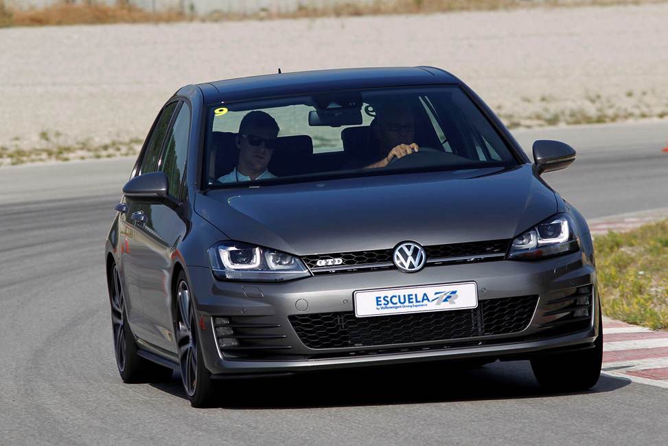 Nace una nueva escuela de conducción en Volkswagen, la escuela R