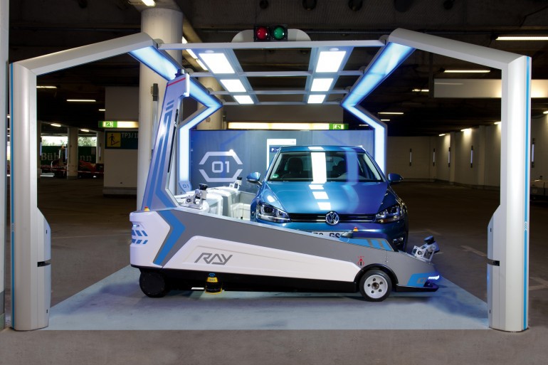 Ray, el robot que aparca coches de forma automática en el Aeropuerto de Düsseldorf