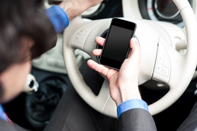 Un software brasileño detecta el uso del móvil al volante
