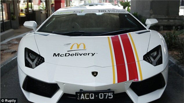 La comida de McDonalds llega a tu casa en un Ferrari o un Lamborghini