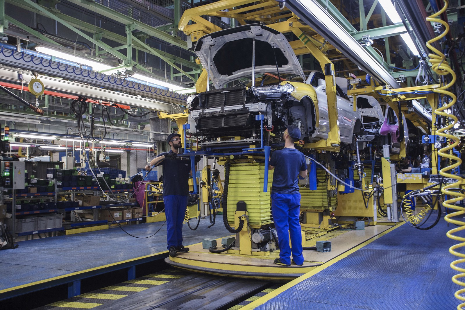 Ford comienza la fabricación del Mondeo híbrido en Valencia