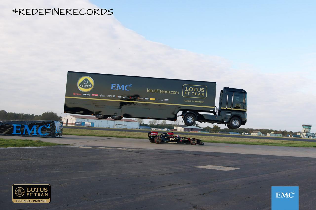 El camión del equipo Lotus F1 «salta» al estrellato