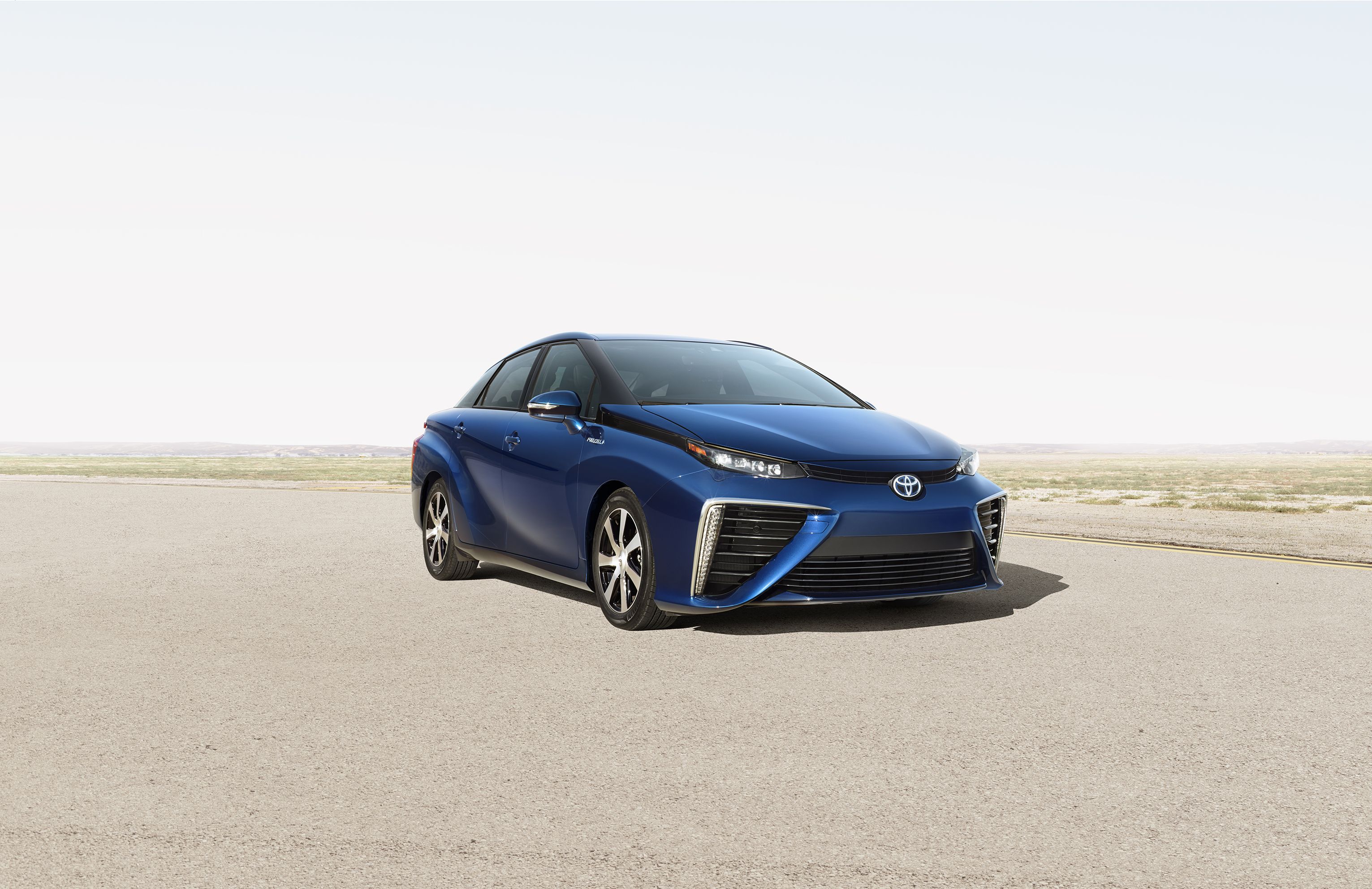 El Toyota Mirai nos quiere convencer de que el hidrógeno es el combustible de futuro