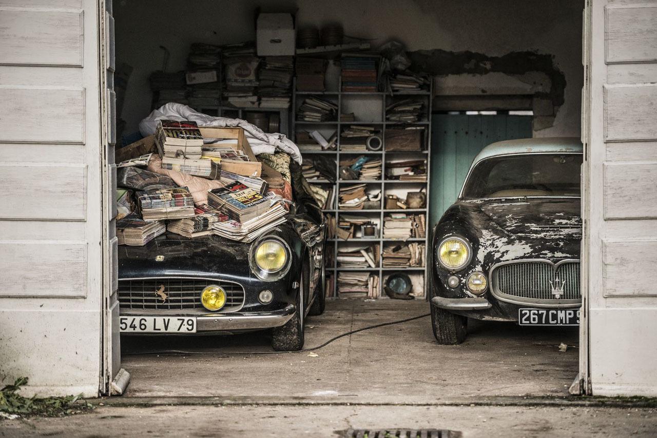 Encuentran en Francia cien coches clásicos abandonados en un granero